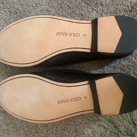 Classic Women's Cole Haan Spectator Penny B/W - Picture 5 of 17